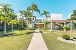 Luxurious and modern Villa with Pool at Yarari